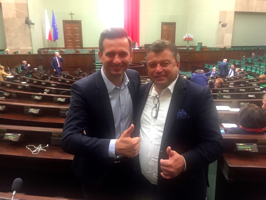 Robert Wardzała i mężczyzna na sali obrad Sejmu