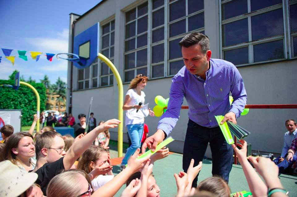 Robert Wardzała wita dzieci na boisku