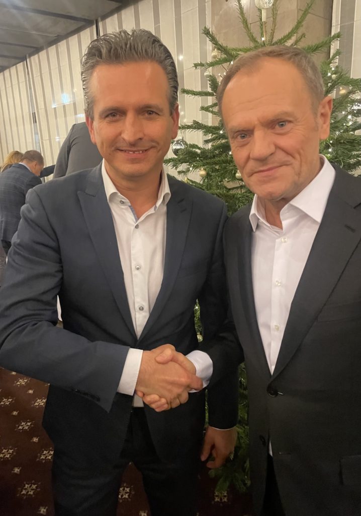 Robert Wardzała ściska dłoń mężczyzny podczas spotkania
