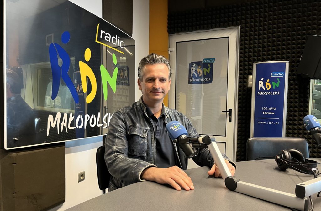 Robert Wardzała przy mikrofonie w studiu RDN Małopolska