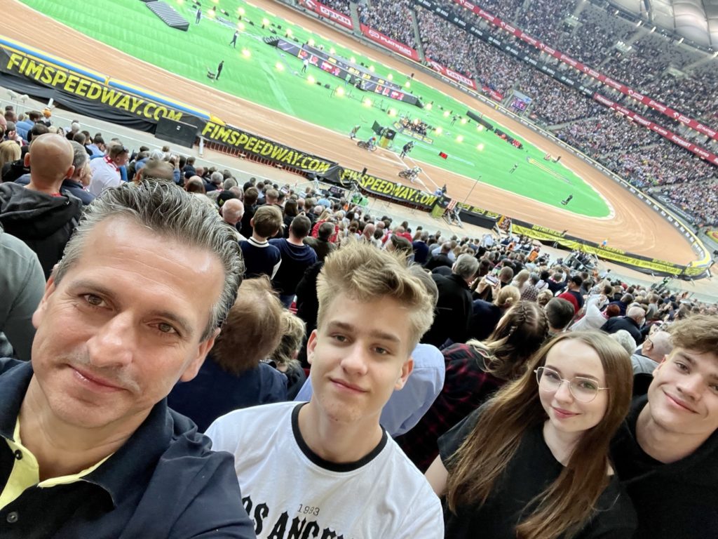 Robert Wardzała z towarzyszami na trybunach stadionu