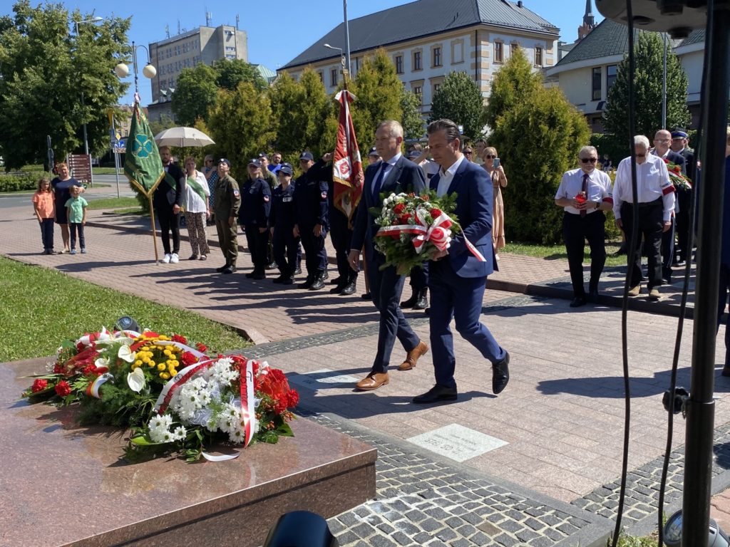 Robert Wardzała i uczestnicy uroczystości składają kwiaty
