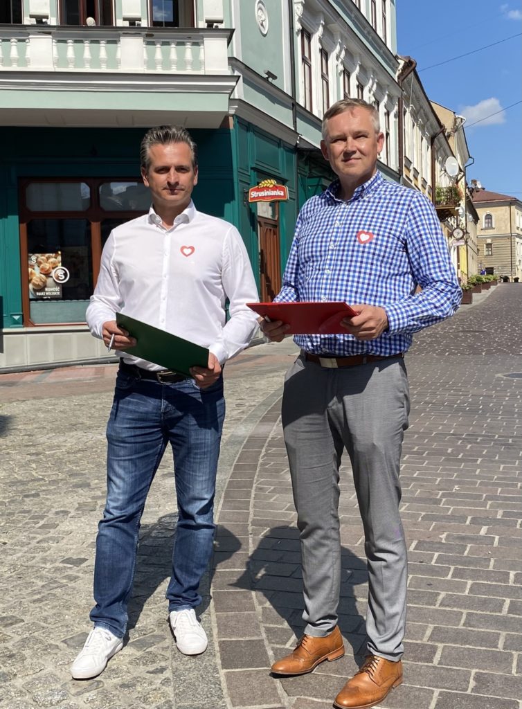Robert Wardzała z mężczyzną na miejskim placu
