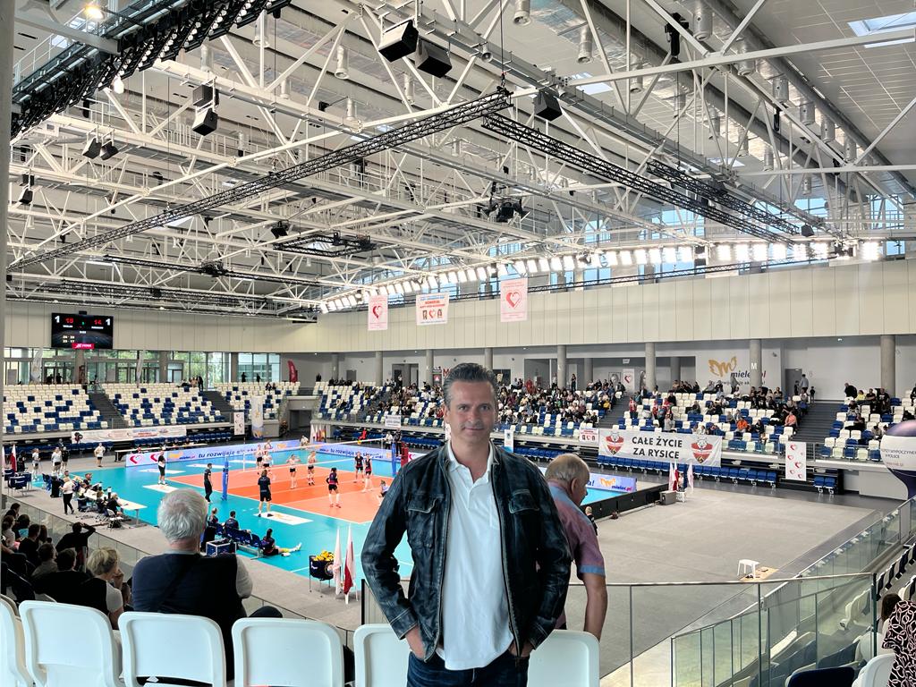 Robert Wardzała w hali sportowej przy boisku