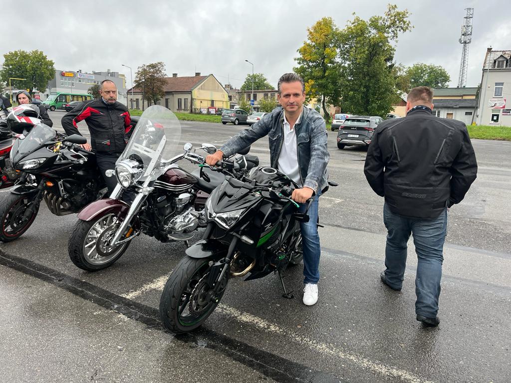 Robert Wardzała obok motocykli na placu