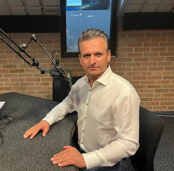 Robert Wardzała przy stole w studiu radiowym