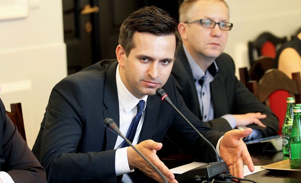 Robert Wardzała przy mikrofonie podczas posiedzenia