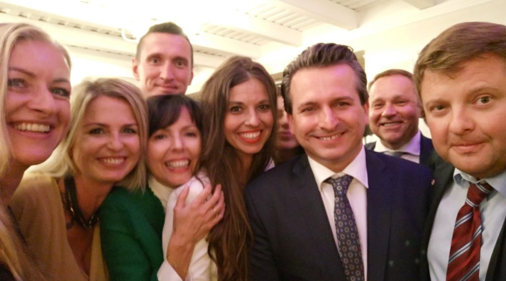 Pamiątkowe zdjęcie Roberta Wardzały z grupą osób na uroczystości