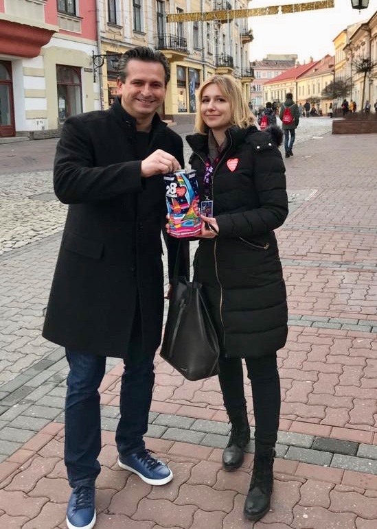 Robert Wardzała z kobietą na miejskim placu