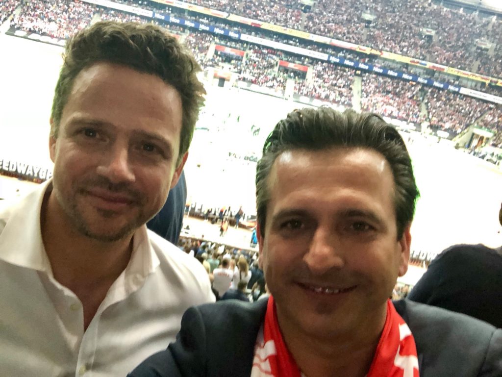 Robert Wardzała i mężczyzna na trybunach stadionu