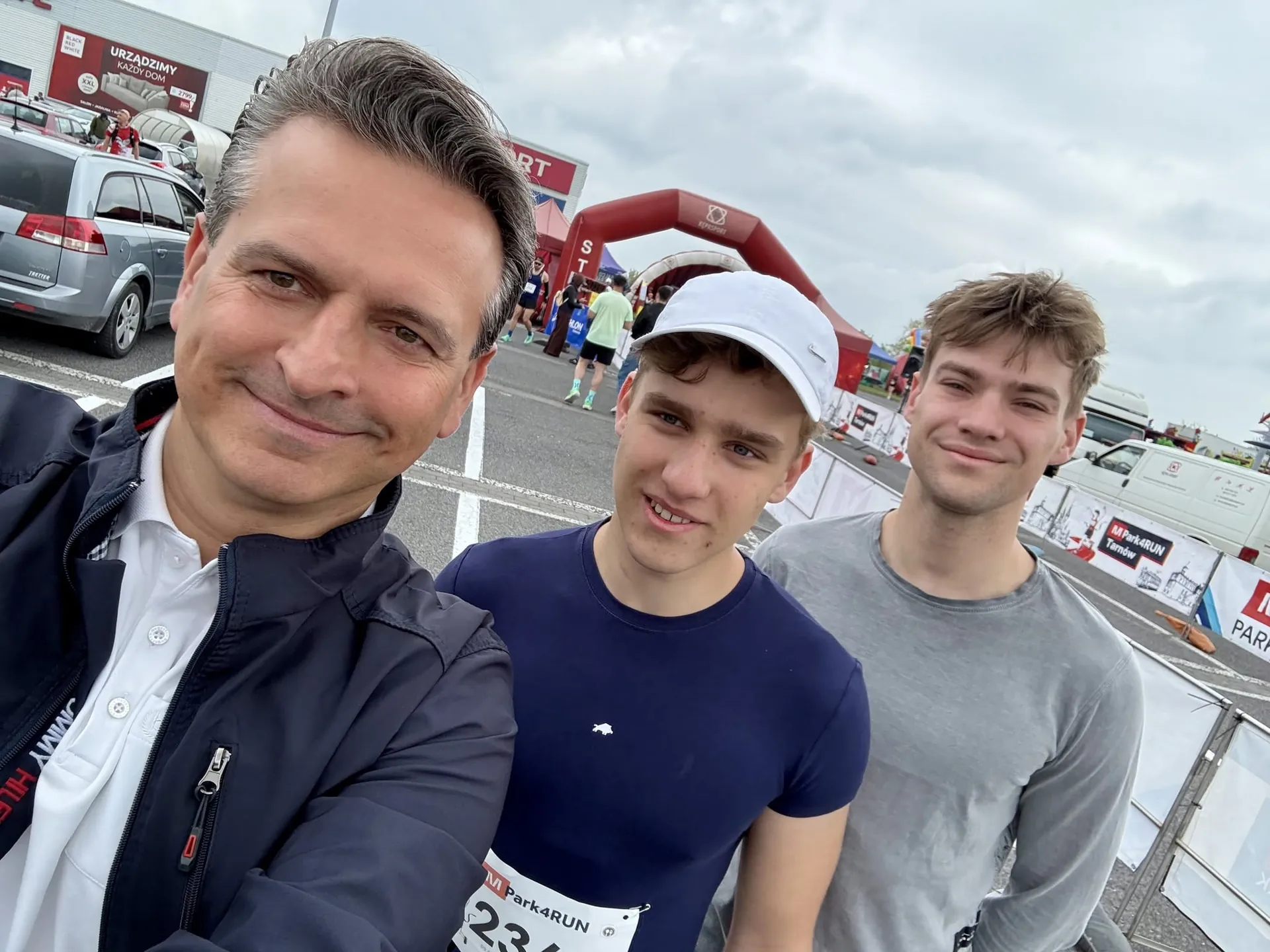 Robert Wardzała — z uczestnikami wydarzenia biegowego