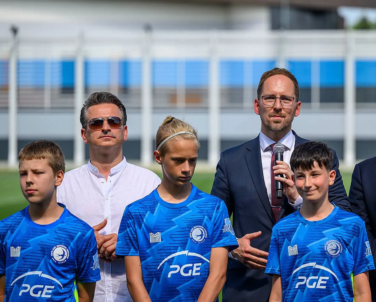 Robert Wardzała — z młodymi piłkarzami na boisku