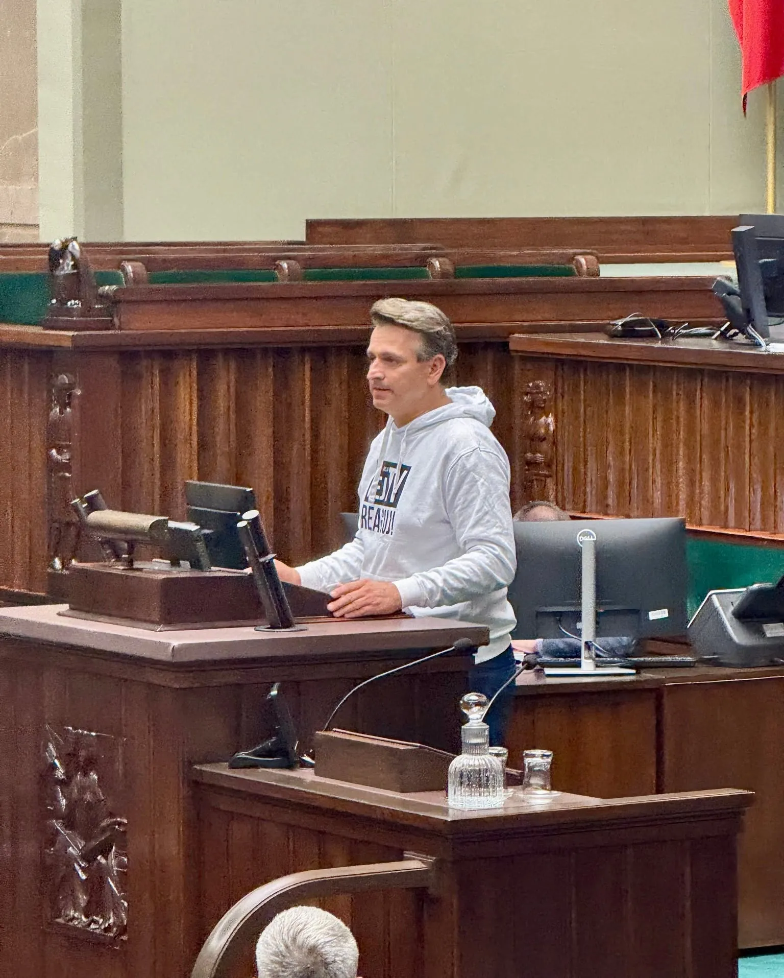 Robert Wardzała — przy mównicy w sali sejmowej