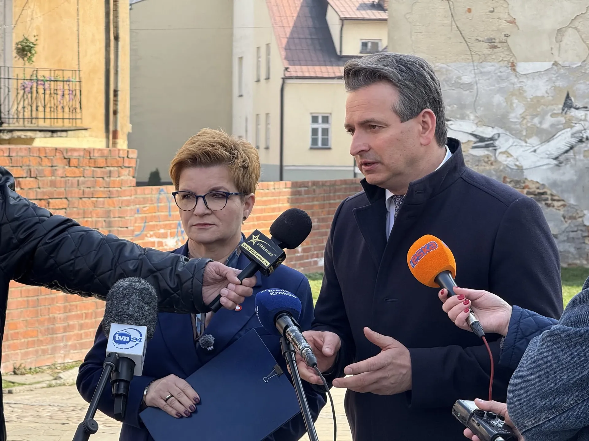 Robert Wardzała — rozmowa z dziennikarzami w plenerze