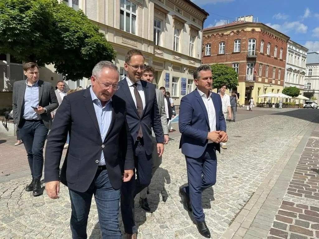 Robert Wardzała — spacer ulicą w towarzystwie grupy osób
