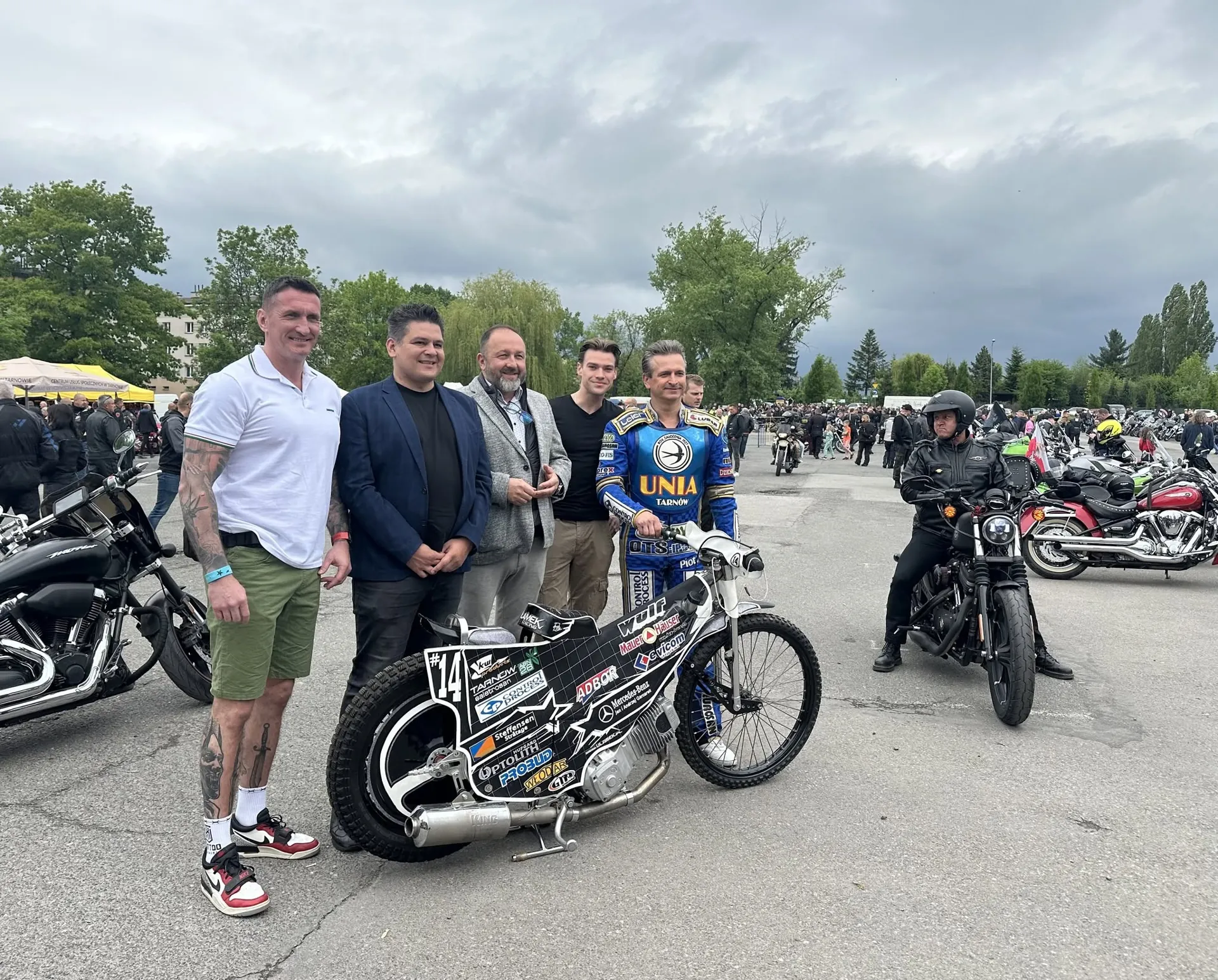 Robert Wardzała — w kombinezonie Unii Tarnów przy motocyklu żużlowym