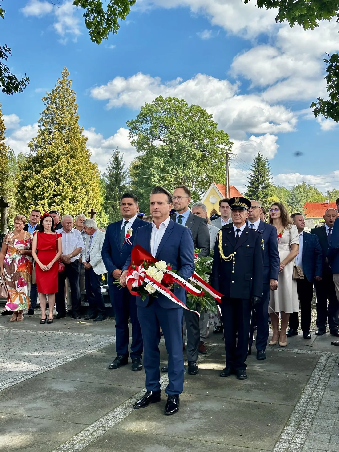 Robert Wardzała — z biało-czerwoną wiązanką podczas uroczystości plenerowej