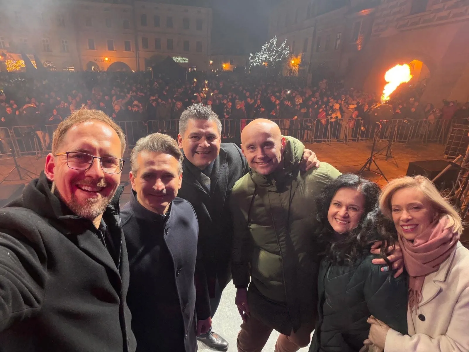 Robert Wardzała — na scenie podczas wieczornego wydarzenia na rynku