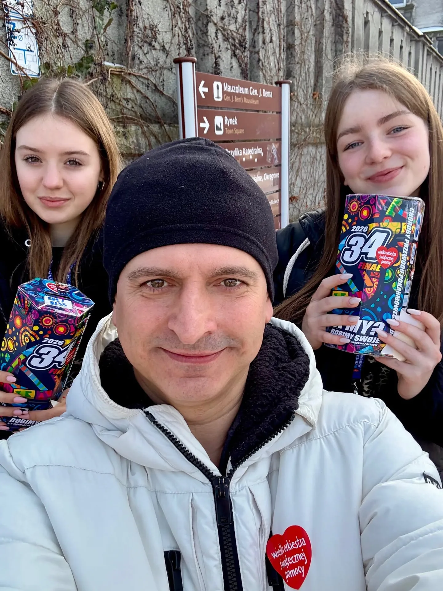 Robert Wardzała — z wolontariuszkami i puszkami WOŚP