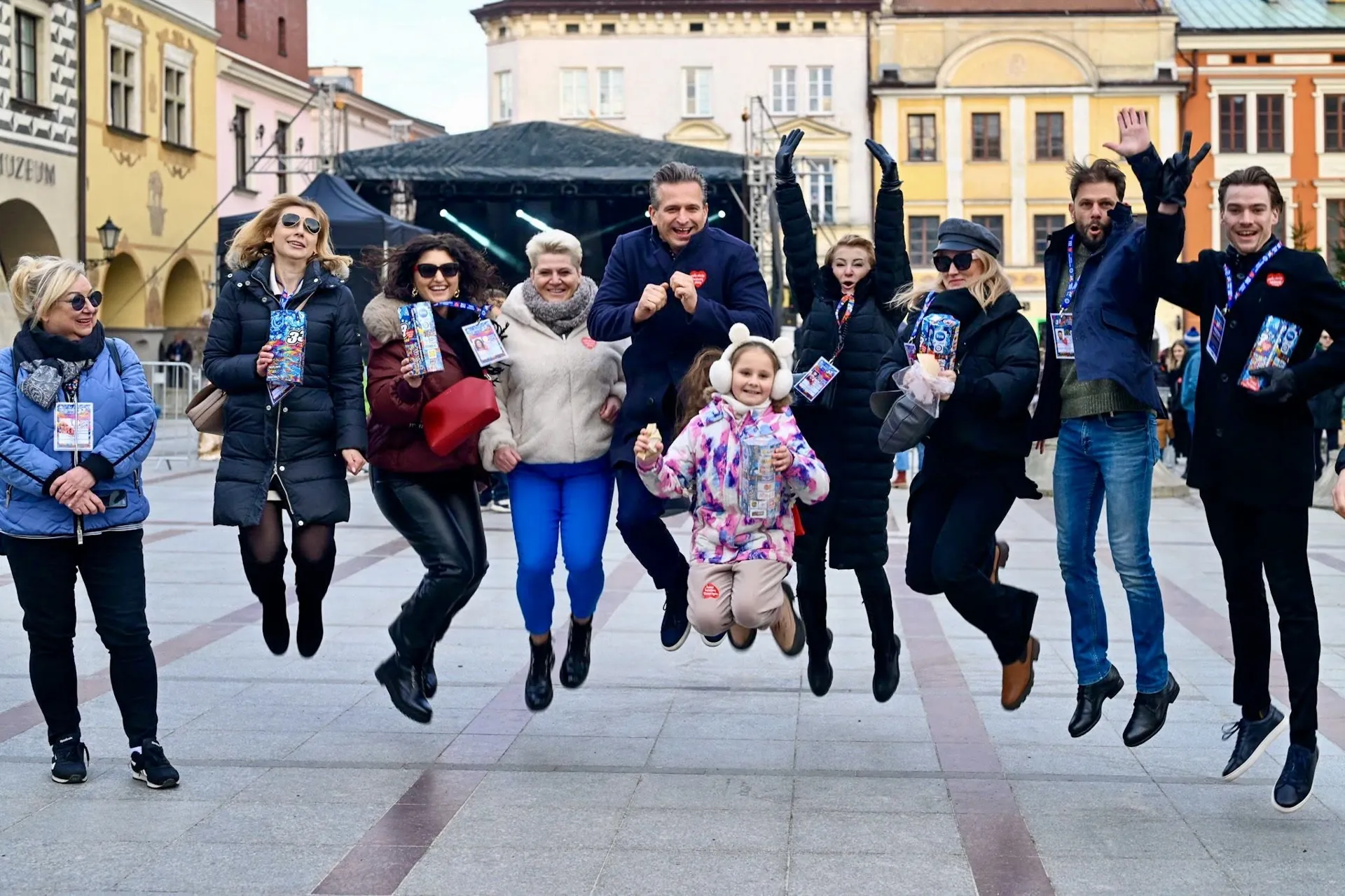 Robert Wardzała — z grupą wolontariuszy WOŚP na rynku