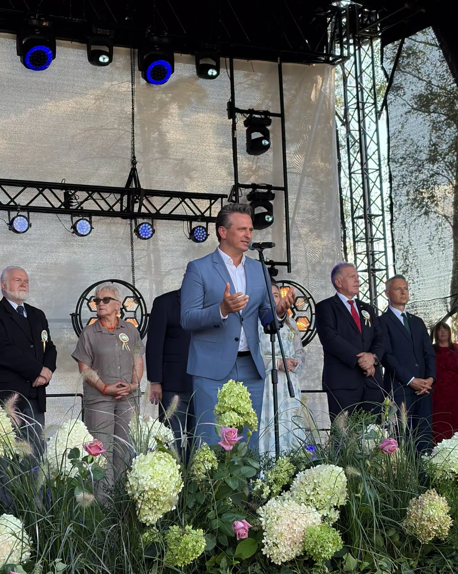 Robert Wardzała — wystąpienie na scenie ozdobionej kwiatami